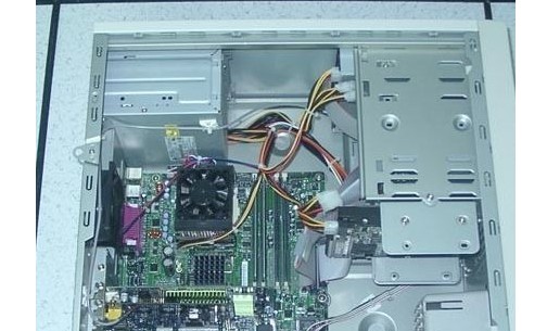 1-拆開(kāi)電腦主機(jī)邊上的外殼